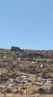 כוחות הכיבוש מסתערים על ג'בל אל-עשור, מזרחית לרמאללה.