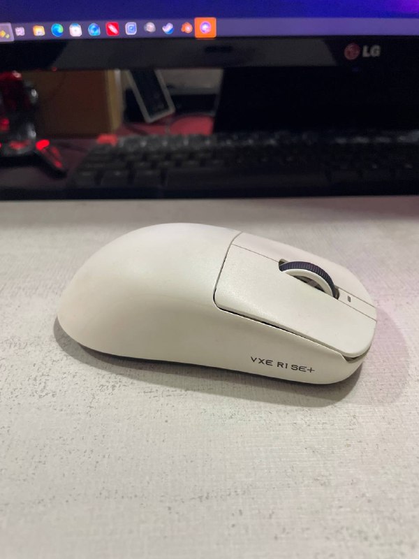 Продаю беспородную мышку VXE R1 SE+