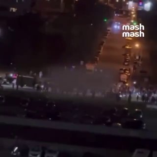 Стихийные протесты против ТЦКшников вспыхнули в Киеве. На Троещине местные жители попытались спасти прохожего от мобилизации. Полиция применила против толпы слезоточивый газ. Массовая потасовка произошла на улице Бальзака.❗ Не грузятся фото и видео? Читайт