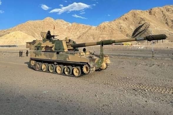 הודו מתכוונת לרכוש יותר מ-300 רובים מתנייעים נוספים ב-26 באוקטובר 2026, שר ההגנה ההודי ראג'נאת' סינג אישר ר…