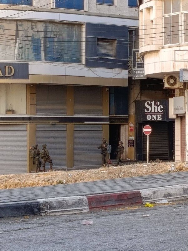 חלק מכוחות הכיבוש מסתערים על רחוב אל-עדל בעיר שכם