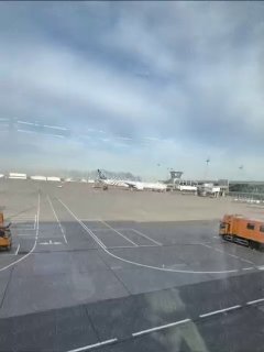משהו עולה באש בנמל התעופה שרמטייבו במוסקבה לאחר התקפת כטב"מ. הטיסות מבוטלות.