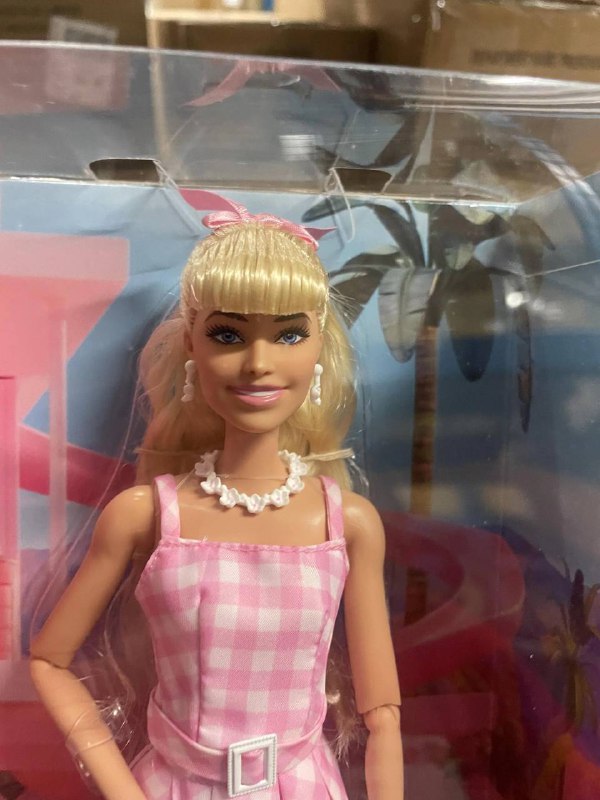 Ну что, друзья. Кена по мотивам «Барби» Греты Гервиг мы уже видели, теперь приготовьтесь увидеть Барби…Меня, пожалуй, не смущает лицо (оно просто непривычное, нет?), но с челкой, конечно, создатели промахнулись :)Ну что, друзья. Кена по мотивам «Барби» Греты Гервиг мы уже видели, теперь приготовьтесь увидеть Барби…Меня, пожалуй, не смущает лицо (оно просто непривычное, нет?), но с челкой, конечно, создатели промахнулись :)