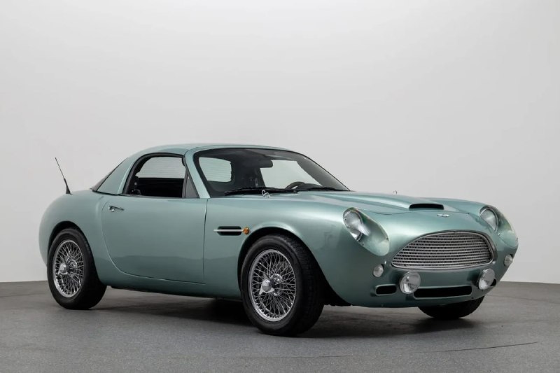 Mazda MX-5 превратили в винтажный Aston Martin и выставили на аукцион всего за $23 тысячи. 5