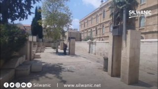 مبعدون يؤدون صلاة الجمعة خارج الأقصى في طريق المجاهدين