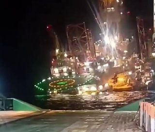 שלושה אנשים מתו כאשר פלטפורמת נפט עם 115 אנשים התרסקו מול חופי גבון התאונה התרחשה בערב אוקטובר 24 במפרץ גינ…