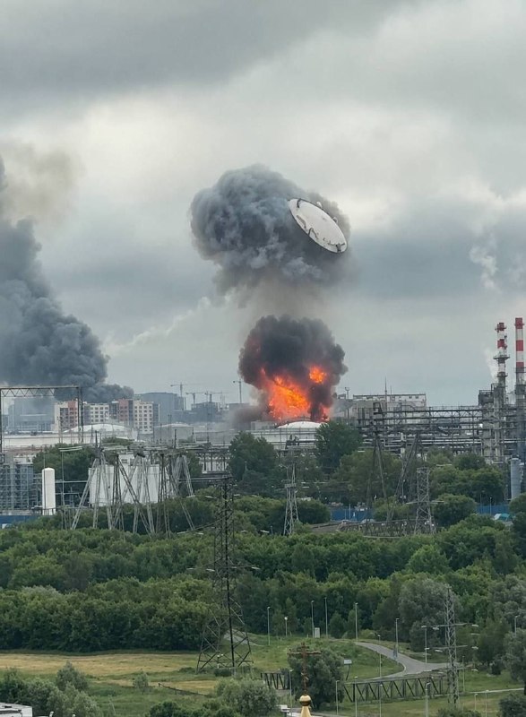 Ukrainian drones once again struck the Kapotnya refinery in Moscow, sparking at least two, possibly three, major fires and halting operations at the Gazprom Neft site. Fires engulfed large parts of the refinery, while surrounding objects were also damaged…