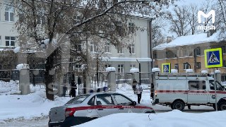 Напавший на общежитие в Уфе — 15-летний подросток. При задержании он порезал двух полицейских, сейчас парень в больнице.ЧП произошло на улице Репина, где живут иностранные студенты, шесть человек ранены. СК возбудил уголовное дело.❗ Подписывайся на Mash