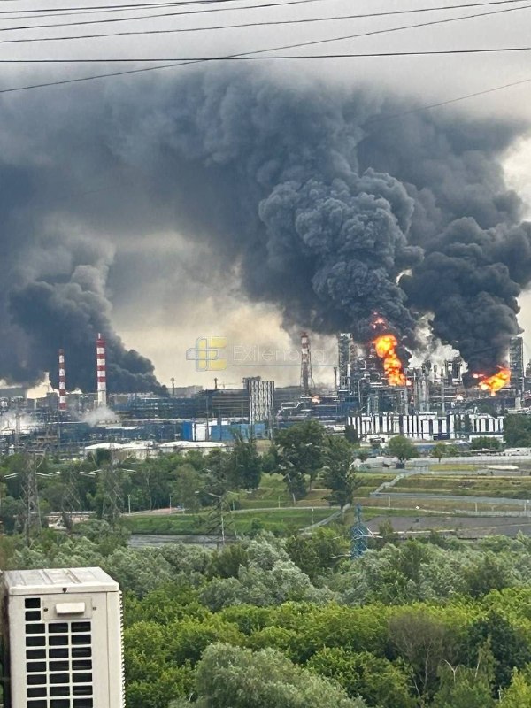 A major Ukrainian drone attack on Moscow also triggered a large fire at the Sadovod Market after Russian air defenses intercepted several UAVs and falling debris hit the shopping complex. Thick black smoke rose over the site.