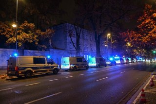 В Польше обострился конфликт вокруг Конституционного суда. Его руководство отстранили, а президент прервал зарубежную поездкуСудья Конституционного суда Польши Анна Корвин-Пиотровская объявила об отстранении председателя суда Богдана Свенчковского и его за