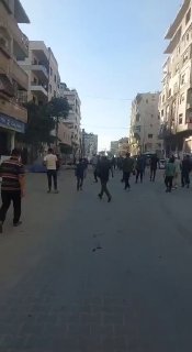 הרגעים הראשונים לאחר הכוונת מזל"ט כיבוש בצומת רחוב אל-ת'ורה, ממערב לעיר עזה.