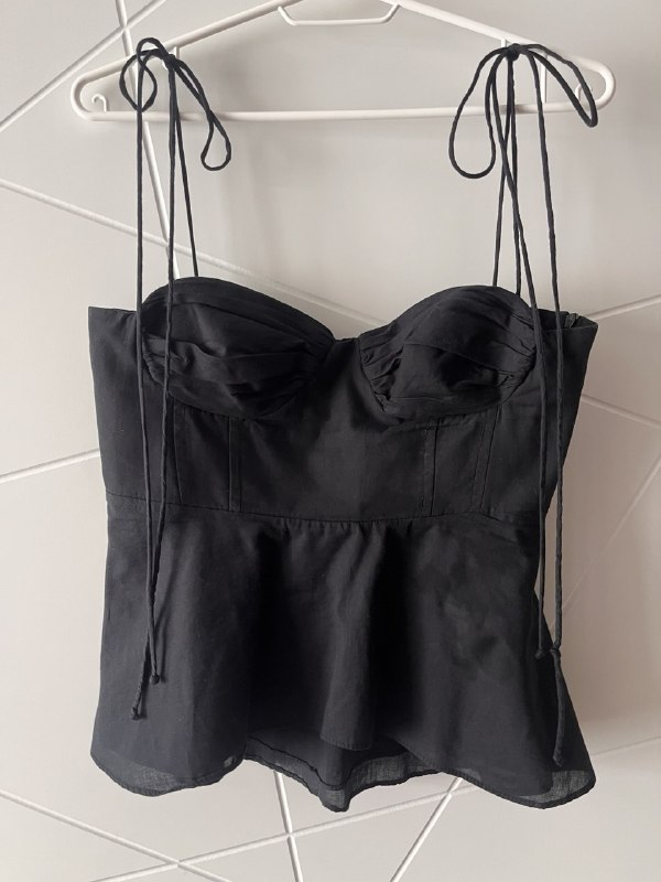 Топ ZARA размер М, длина бретелек регулируется, есть молния сбоку.Одета дважды.