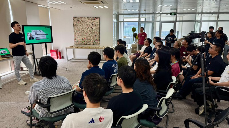 ✈️这次闪现上海的36小时，未免也太充实了！👩‍🏫🧑‍💻在 Dyna Robotics 上海办公室，举办了第一期 Dyna Talk, 邀请了两位超级优秀的清华同学：👩‍🎓Han Zhang (incoming Stanford PhD)，分享了她最新的研究成果 DexUMI 和 DOGlove，还有硬件整活那些事儿，这么硬核的东西都能分享得笑声不断，对硬件passion 真是太有感染力了！🧑‍💻Leo Wang (incoming Maryland U PhD)，分享如何成为一名机器人领域的小红书“网红”