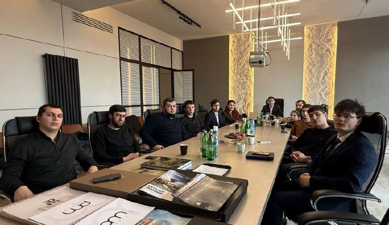 Марат Алияров обсудил с молодежью участие в проектах «Дорога на Думу» и «Школа политического просвещения». фото