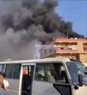 🔴 Piles of smoke are rising after a large fire that broke out inside a building in Sulaymaniyah market