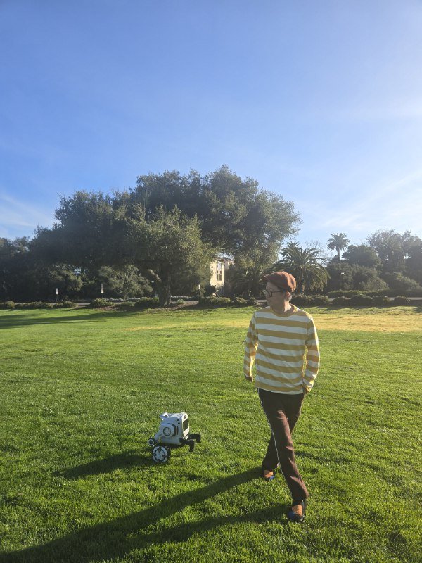 今天上午在 Stanford Palm Dr. 录一个开放环境的视频播客，意外验证了一款机器人的 PMF ，这个是找多少网红也做不出来的效果