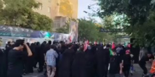 הרחובות המובילים לאולם התפילה של האימאם חומייני עדים לעומס כבד פחות מ-3 שעות לפני תחילת תפילת ההלוויה לגופת…