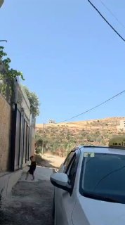 מתנחלים מסתערים על סביבות הבתים הנצורים בקסרה, מדרום לשכם
