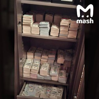 Генпрокурор Украины Руслан Кравченко тайно сбежал в Польшу  — в ночь с 13 на 14 сентября, через один из наземных пунктов пропуска. На фото — набитый долларами и евро сейф в его служебном кабинете, который вскрыли до побега в ходе обысков 5 сентября. Накану