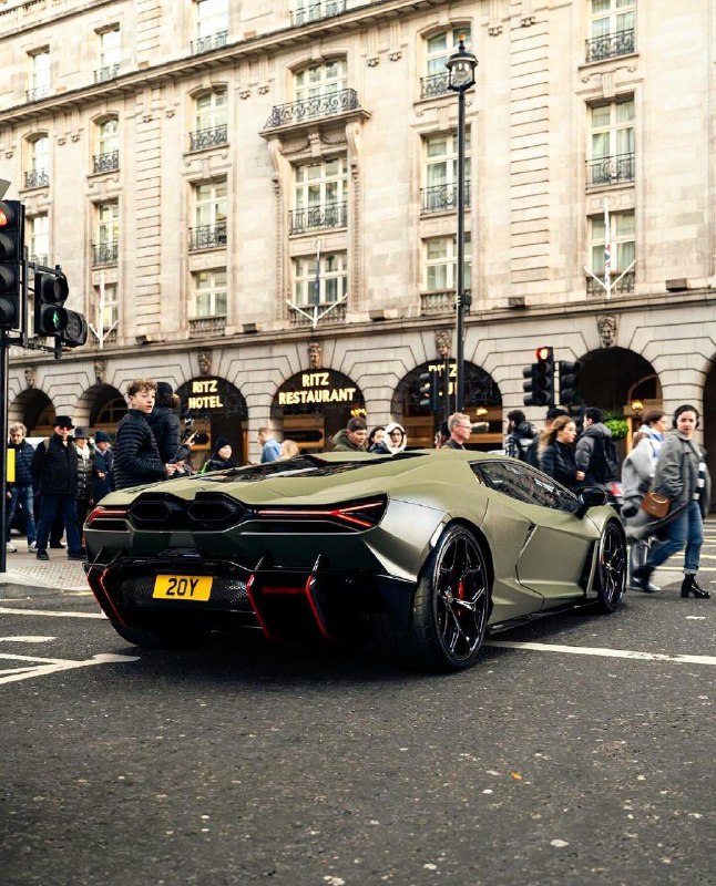 Lamborghini Revuelto 3