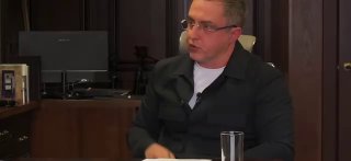 «Мне, блять, не надо предъявлять»: депутат Госдумы Журавлев послал «на хер» блогера Ивана Миронова и ушел с интервью после вопроса, почему он находится в Москве, а не в зоне боевых действий.