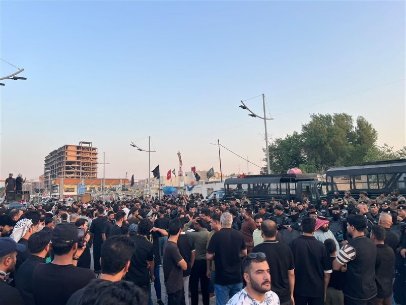 עיראקים זועמים מתאספים מול הקונסוליה הכווית בבצרה