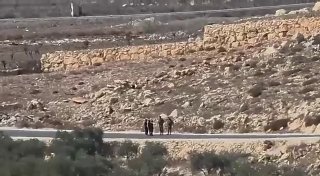 עקוב| מתנחלים, מוגנים על ידי כוחות ישראל, מסתערים על הכביש בין הכפרים אבו פלאח ואל-מוג'יר, מזרחית לרמאללה.