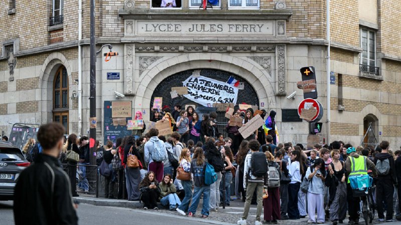 Live: Up to 500 schools to close in France as student protests continue