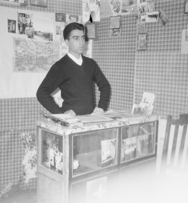 marandim: مرحوم حسن راحی مدیر هنرمند عکاسی چهره نمای مرند درعکاسی خود که ابتدا درکنار پاساژ نوربخش در ابتدای خیابان طالقانی قراردا