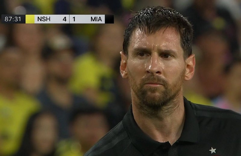 Football Twitts: اگه حتی سال پیش بود میومدم میگفتم این عکس به قشنگ‌ترین‌ مدل مو های تاریخ پیوست مثل بازی ۸-۲ولی نمی‌دونم الان دلم نمیاد چ