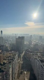 Дрон попал в жилой дом в Екатеринбурге: повреждены шесть этажей, шесть человек ранены, эвакуированы около 50 человек.Госпитализирована одна женщина, остальные отказались от госпитализации.Жильцы размещены в пунктах временного размещения, с ними работают сп