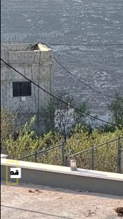 סצינות המתעדות את חיילי הכיבוש משליכים רהיטים מחלונות ביתו של האזרח יוסף עבד אל סלאם חסן, אחד משלושת הבתים…