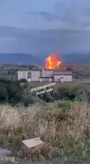 В Дагестане на газораспределительной станции «Новый Сулак» в Кизилюрте произошли три взрыва, после чего начался крупный пожар.Как сообщили в региональном управлении МЧС, взрывы произошли на АЗС «Метан». По данным городской администрации, возгорание возникл