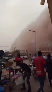 סצנות מפחידות של סופת חול שהופכת יום ללילה בעין גואזאם, אלג'יריה