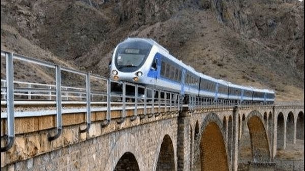 اخبار آذربایجان غربی: راه‌آهن سلماس آماده برقراری مسیر مسافری به وان ترکیه شد🔹فرماندار سلماس: ایستگاه راه‌آهن این شهرستان برای پذیرش مسافران د