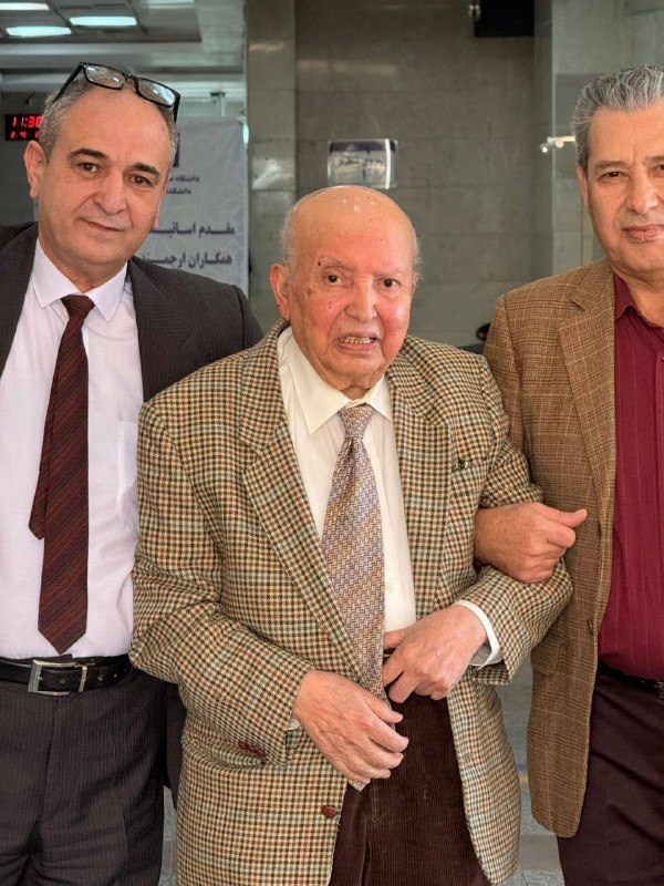 دندانه| رسانه تخصصی دندانپزشکی: 🔲 عکسی از دکتر جعفر دادمنش در آخرین حضورش در یک گردهم‌آیی دندان‌پزشکی آبان ١۴٠۴ مراسم بزرگداشت از مقام استاد ابوالحسن مس