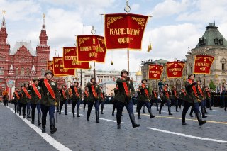 Парад на 9 мая в Москве пройдет, но неизвестно в каком формате. Ранее СМИ писали, что военной техники на нем не будет по соображениям безопасности   Представитель Кремля Дмитрий Песков сообщил, что парад 9 мая в Москве состоится. По его словам, власти «сво
