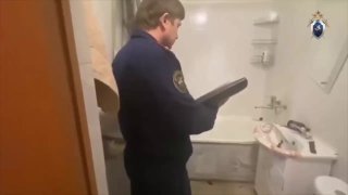 Тело убитого 12-летнего мальчика с ножевым ранением груди нашли на съёмной квартире в подмосковном Ногинске. В соседней комнате лежала без сознания его мать — сейчас она в реанимации, пишут ТАСС и 112.Год назад из-за онколозаболевания умер другой сын женщи