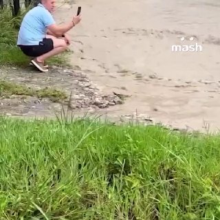 Мощный ливень полностью парализовал Сочи — водопады разливаются на улицах города, машины тонут. Пляжи и набережные закрыли из-за угрозы смерчей. По информации Kub Mash, ливнёвки не справляются с потоком воды. На их ремонт власти потратили 27 млн рублей в э