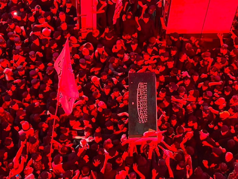 — 🇮🇷/🇮🇶 חדש: גופתו הטהורה של השהיד אייתוללה חמינאי נכנסה למקדש האימאם חוסיין, נישא על ידי המוני עיראקים…