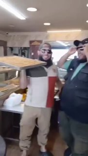 אזרחים מחלקים בקלאווה בטריפולי כדי לחגוג את אימוץ חוק החנינה הכללי