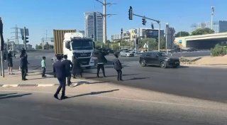 החלו הפגנות החרדים: המפגינים חוסמים את כביש 4 במחלף גהה