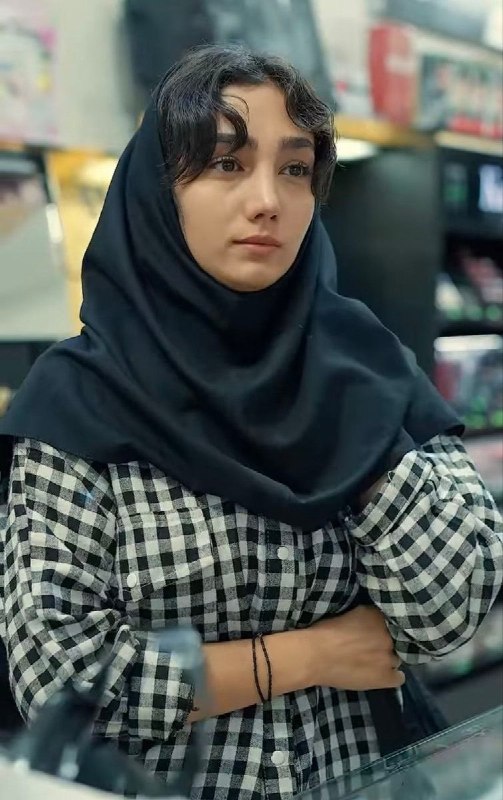 توییتی: ‏ملت زدن تو خط بی‌آبرو کردن ساندویچی‌ها. •Younes• 🕊 @Tweety_officalهربار که میرم سوپر مارکت خرید میکنم بیشتر این دختره ر