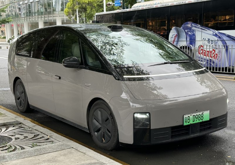 Li Auto отзывает 11 тысяч минивэнов Li Mega 1