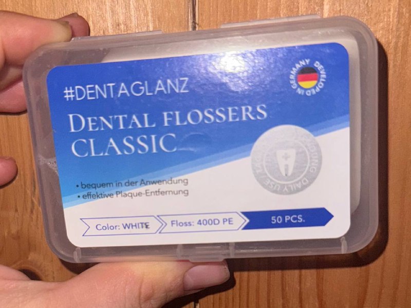 1. Как выглядит упаковка 2. Как я его храню. Так и не нашла красивого бокса для него, поехала с контейнером из-под своих зубных штучек 🤣1. Как выглядит упаковка 2. Как я его храню. Так и не нашла красивого бокса для него, поехала с контейнером из-под своих зубных штучек 🤣