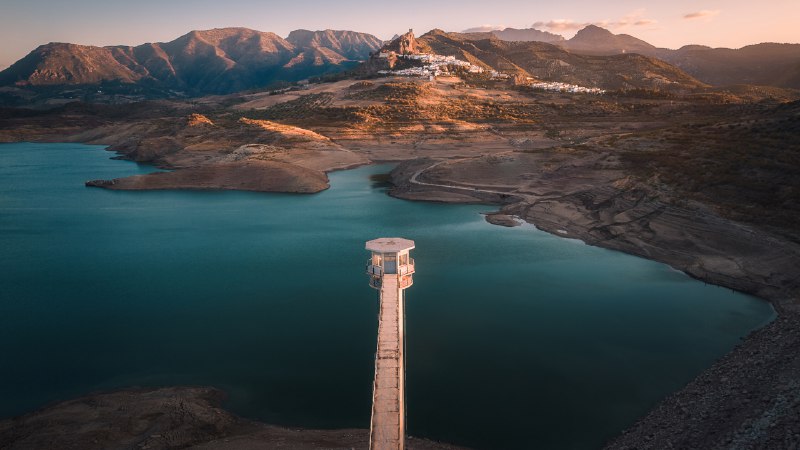 Calmness overloadVillage of Zahara de la Sierra overlooking Zahara-El Gastor Reservoir, Cádiz province, Spain (© SEN LI/Getty Images)