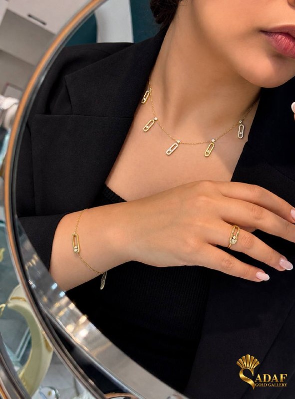 گالری طلا جواهر صدف: اگر طلاهای ساده و تمیز رو بیشتر دوست دارید، احتمالاً این سبک خیلی به سلیقه‌تون نزدیکه.صدف گالری | اعتماد در خرید، لوکس د