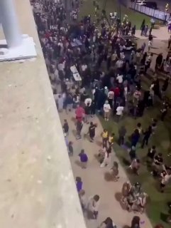 🇺🇸 Five arrested after fight at East Coweta football game; firearm found.A "teen" brawl broke out at halftime at a #Georgia high school football game...