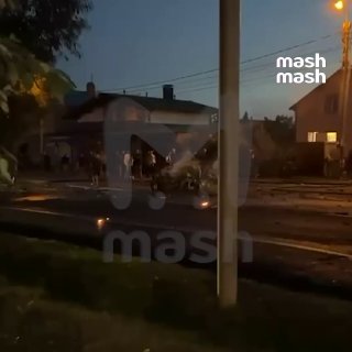 Столкновение BMW и фуры произошло в момент обгона легковушки мотоциклом — после лобового удара прогремели минимум пять взрывов.Очевидцы рассказали Mash, что BMW вылетел в лоб фуре. Мотоцикл задело по касательной. Грузовик вёз вафли.❗ Не грузятся фото и вид