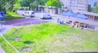 В Запорожье в результате атаки беспилотников погибли две женщины, пострадали 24 человека, сообщает ГСЧС Украины. По данным местных властей, половина пострадавших госпитализирована, среди них четверо детей.